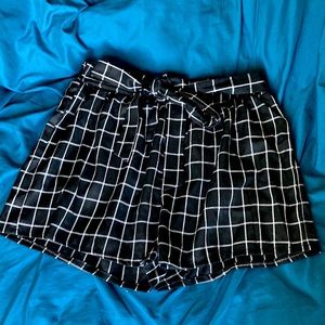 Plaid boho styles shorts with a ribbon tie from Romwe.